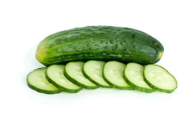 hele komkommer en enkele segmenten - Foto, afbeelding
