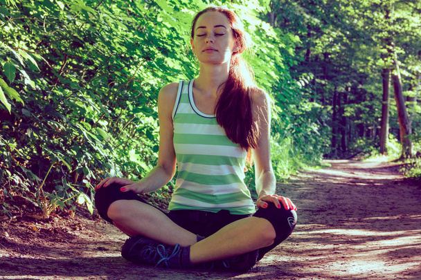 Mujer Yoga - relajarse en la naturaleza - Foto, imagen