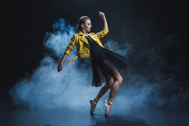 danseuse de ballet en veste en cuir
 - Photo, image