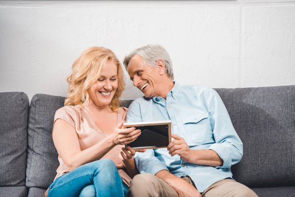 couple looking at photo frame - Photo, Image