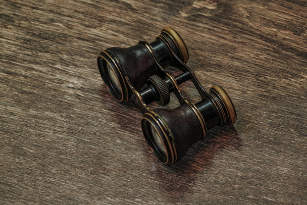 Παλιά κιάλια σε φόντο ξύλινη - Φωτογραφία, εικόνα