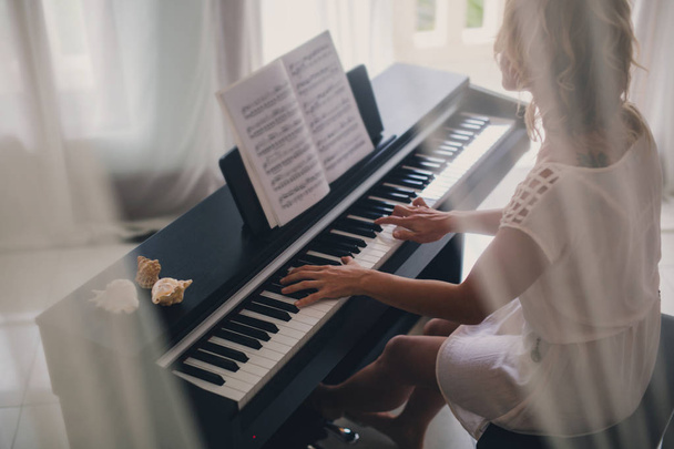 woman playing piano  - Zdjęcie, obraz
