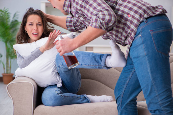 Concetto di violenza domestica in una discussione familiare con alcoho ubriaco - Foto, immagini