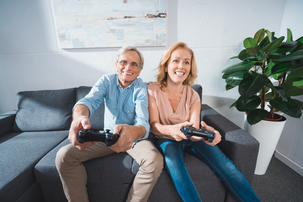 Couple jouant jeu vidéo - Photo, image