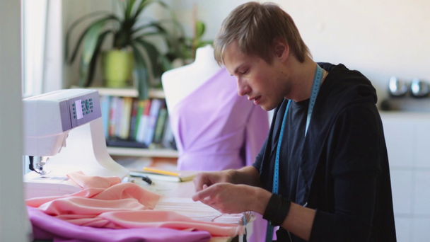 módní návrhářka s látkou dělat šaty ve studiu - Záběry, video