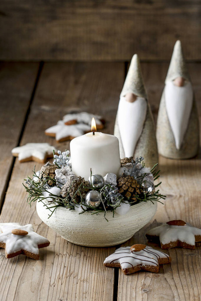 Weihnachtsdekoration mit Kerze und Zapfen - Foto, Bild