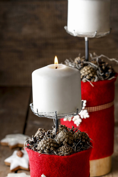 Χριστούγεννα διακόσμηση με κερί και κώνοι - Φωτογραφία, εικόνα