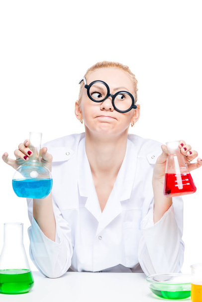 уставший сумасшедший химик в очках с пробирками проводит экспертизу
 - Фото, изображение