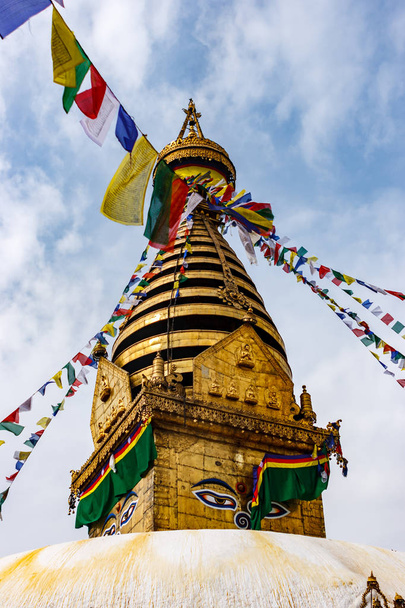 A estupa do Templo Swayambunath, Kathmandu, Nepal
 - Foto, Imagem