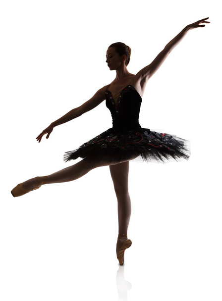Ballerina-Silhouette dreht Ballett-Pirouette vor weißem Hintergrund - Foto, Bild