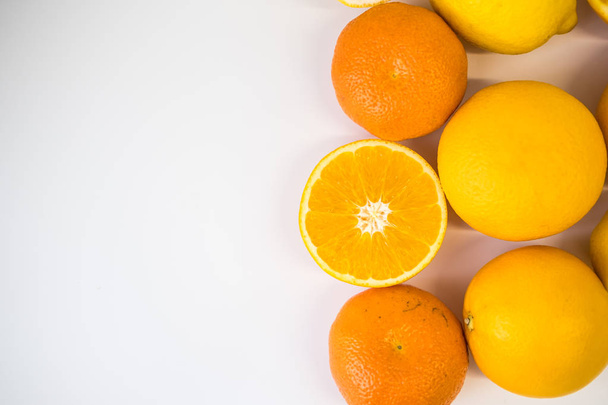 naranja con la mitad de naranja aislada sobre el fondo blanco - Foto, Imagen