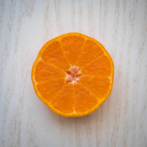 narancs felső nézet a fa asztalon - Fotó, kép