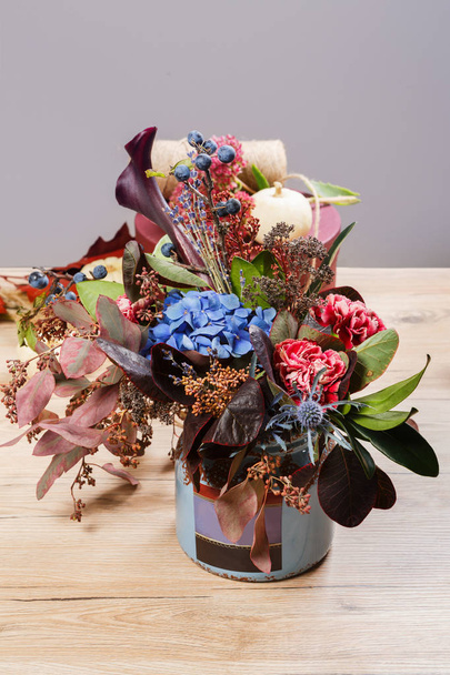 Όμορφη φθινοπωρινή σύνθεση μπουκέτο Λιβάδι αποξηραμένα λουλούδια και φύλλα - Φωτογραφία, εικόνα