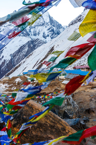 Непальские флаги в АВС, на базе Аннапурна Лагерь Трек, Непал
 - Фото, изображение