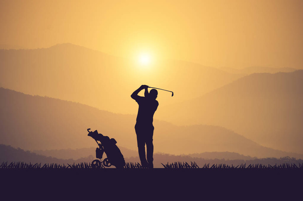 silhouet van golfers hit vegen en houden van golfbaan in de s - Foto, afbeelding