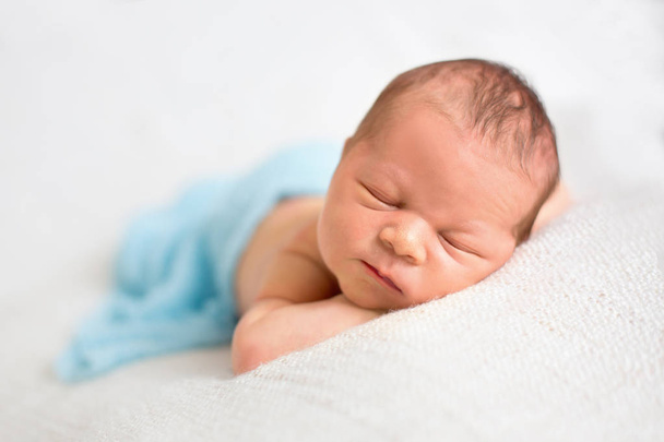 Newborn baby boy, sleeping happily - Fotoğraf, Görsel