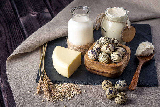 Eco produtos agrícolas leite, queijo, creme de leite, iogurte, ovos em fundo de madeira escura. Conceito de casa feita comida natural
 - Foto, Imagem