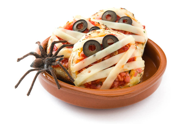 Mini pizzas de momias de Halloween aisladas sobre fondo blanco
 - Foto, Imagen