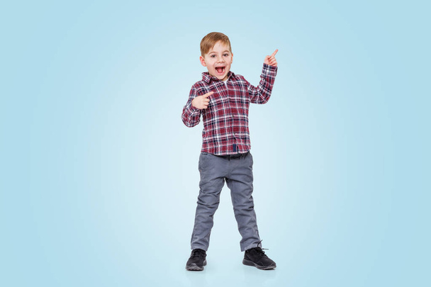 Full length portrait of a boy standing and pointing finger - Fotoğraf, Görsel