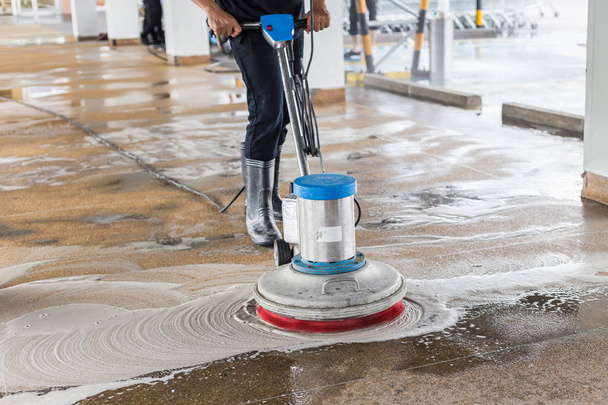 Worker cleaning sand wash exterior walkway using polishing machi - Foto, afbeelding