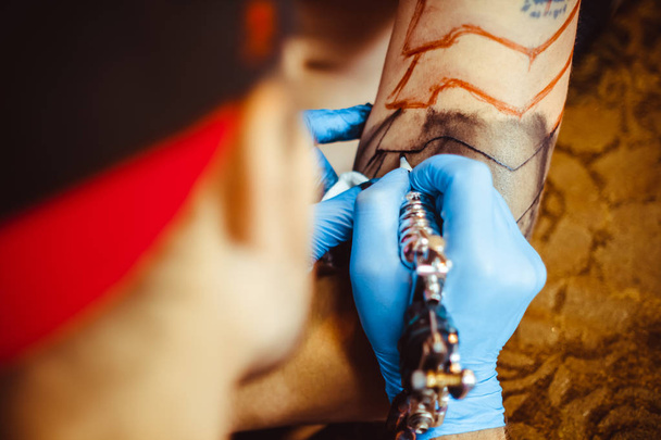 Master provede tetování - Fotografie, Obrázek
