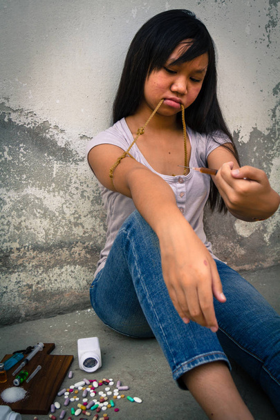 Drogadicción en la adolescencia
 - Foto, imagen