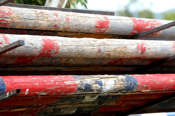 Velhas barreiras de madeira para esportes equestres
  - Foto, Imagem