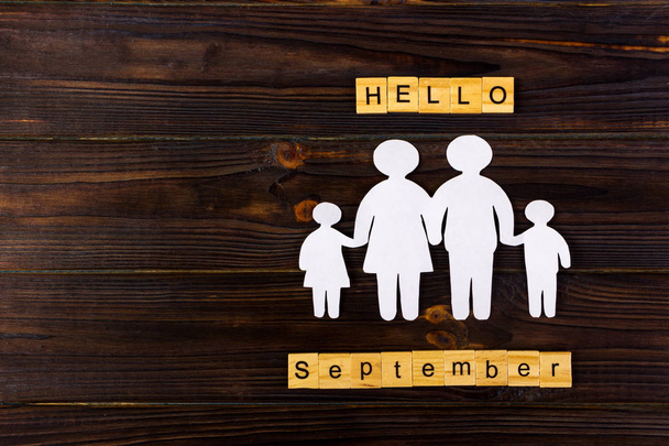 Szeptember Hello word papír sziluettje család. Fakockák Hello szeptember. Life insurance-koncepció - Fotó, kép