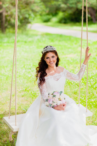 Portrait of very beautiful bride rope swing - Foto, afbeelding