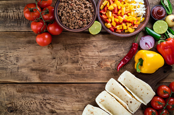Meksika yemek sebze ve et ile. Madde tacos al papazı ahşap arka plan üzerinde yemek pişirmek için. Üstten Görünüm - Fotoğraf, Görsel