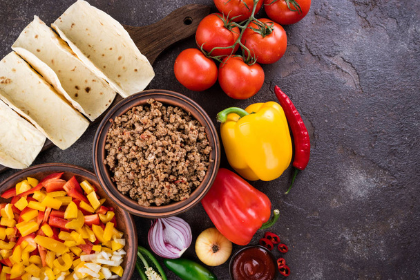 Мексиканські тако з овочами і м'ясом. Інгредієнт для приготування тако Аль пастор на фоні бетону - Фото, зображення