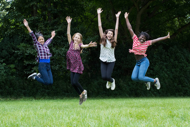 Gruppe Teenager-Freundinnen springt in die Luft - Foto, Bild
