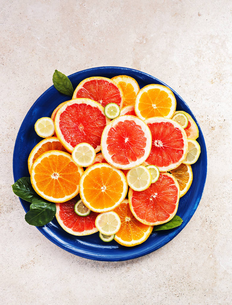 Diverse gesneden citrusvruchten.  - Foto, afbeelding