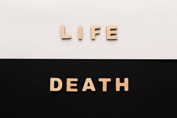 Yaşam ve ölüm kontrast arka plan üzerinde kelime - Fotoğraf, Görsel
