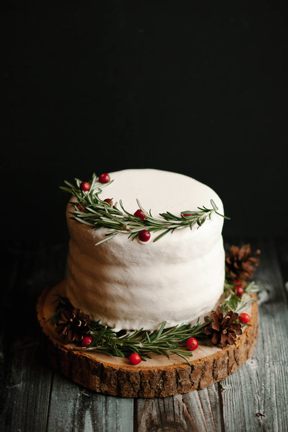 Свіжий торт на дерев'яній дошці
 - Фото, зображення