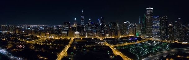 Εναέρια στο κέντρο της πόλης Σικάγο τη νύχτα - Φωτογραφία, εικόνα