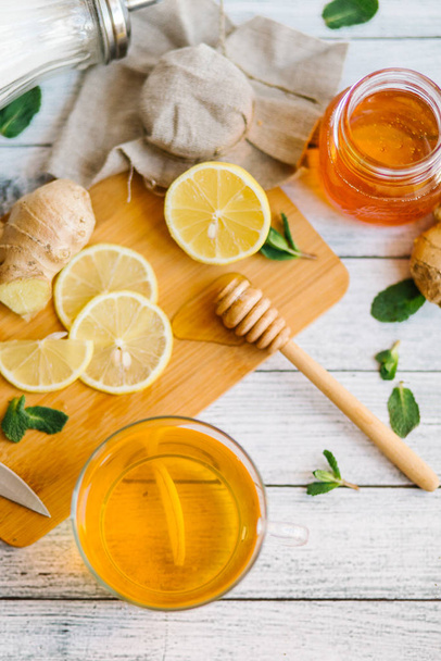 имбирный чай с лимоном и медом - Фото, изображение