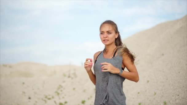 Η γυναίκα τρέχει ενεργά επί τόπου προκειμένου να ζεστάνει τους μυς του σώματος - Πλάνα, βίντεο