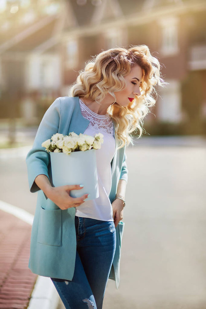 Beautiful woman with paper box of flowers - Foto, Imagem