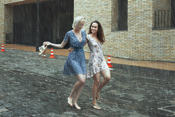 Frauen im Regen in der Stadt. - Foto, Bild