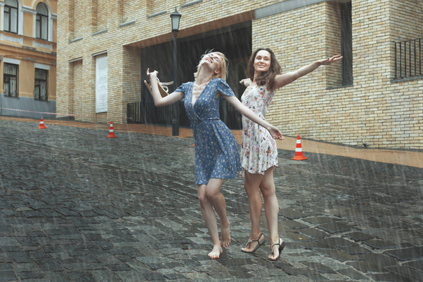 Las mujeres son felices con la lluvia
. - Foto, imagen
