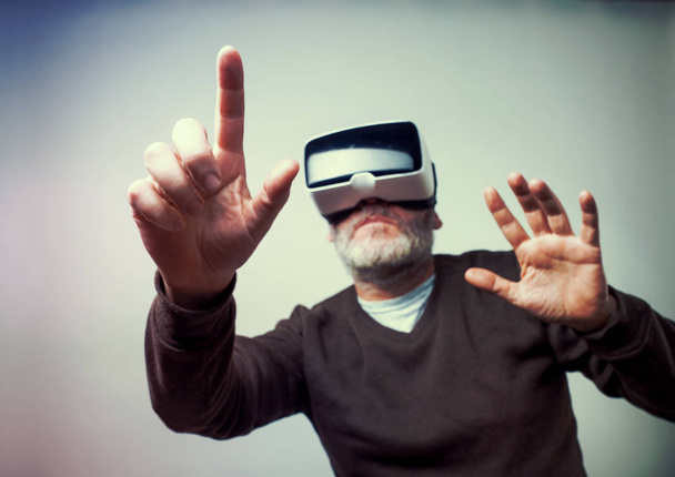 businessman wearing virtual reality goggles - Valokuva, kuva