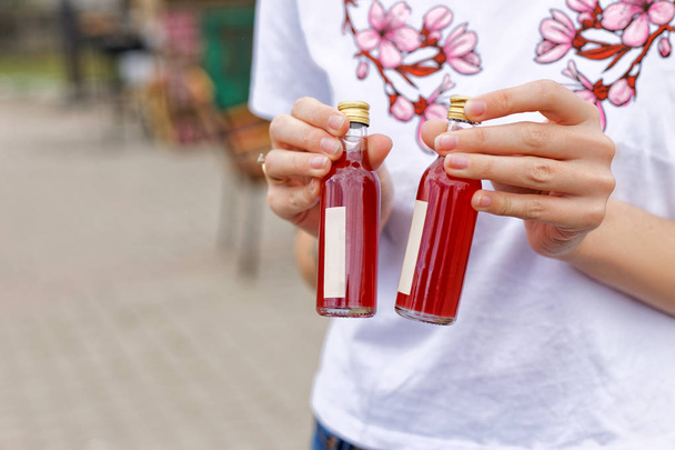 Festival gastronomique local. Une fille tenant une bouteille de cocktail dans ses mains
 - Photo, image