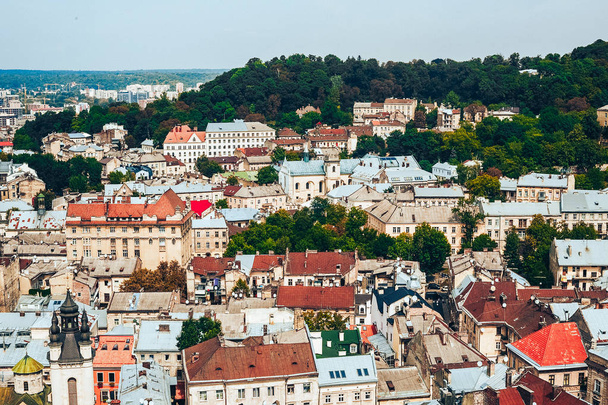 Een weergave van bovenaf op het historische centrum van Lviv. De daken van de oude stad... Daken van Lviv, Oekraïne - Foto, afbeelding
