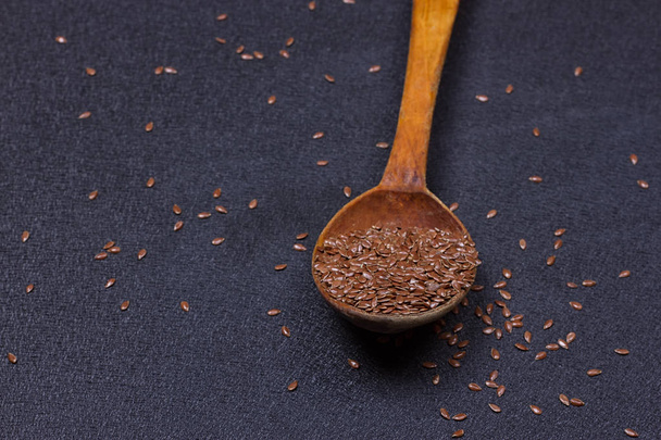 wooden spoon with flax seed - Φωτογραφία, εικόνα
