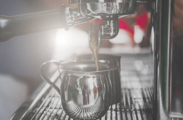 prepares espresso in his coffee shop - Φωτογραφία, εικόνα