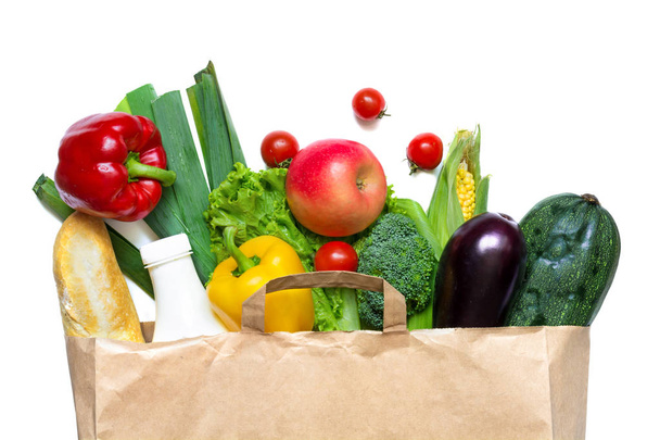 Tam kağıt torba beyaz bir arka plan üzerinde farklı sağlık gıda - Fotoğraf, Görsel