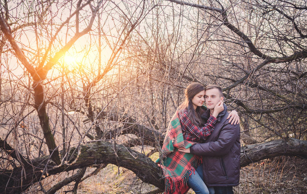 νεαρό ζευγάρι στο πάρκο φθινόπωρο - Φωτογραφία, εικόνα