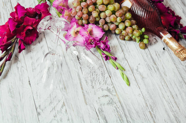 bloemen en voedsel op een witte houten achtergrond - Foto, afbeelding