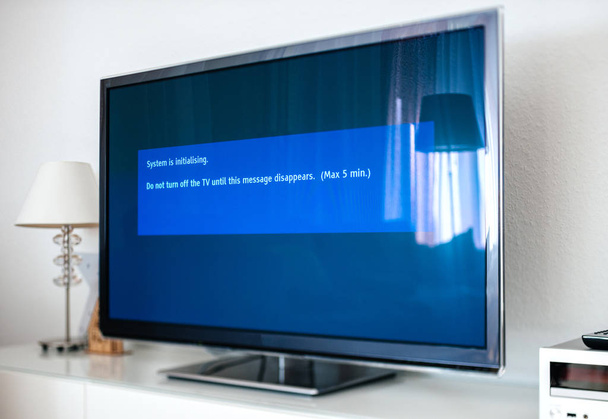 El sistema se está inicializando en el proceso moderno de actualización de TV
 - Foto, imagen